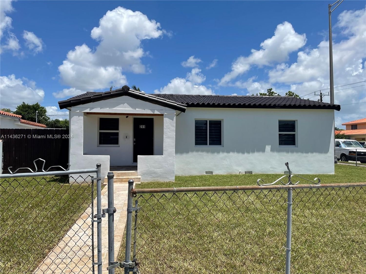 Real estate property located at 211 42nd St, Miami-Dade County, MIAMI LE AH A SUB, Hialeah, FL