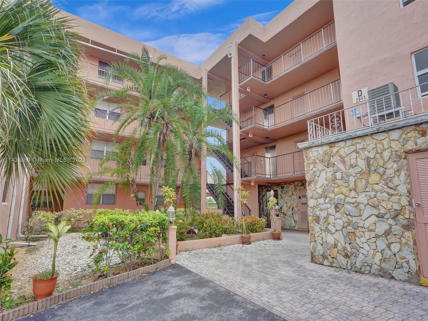 Real estate property located at 2841 Somerset Dr #216, Broward County, SOMERSET NO 4 CONDO, Lauderdale Lakes, FL