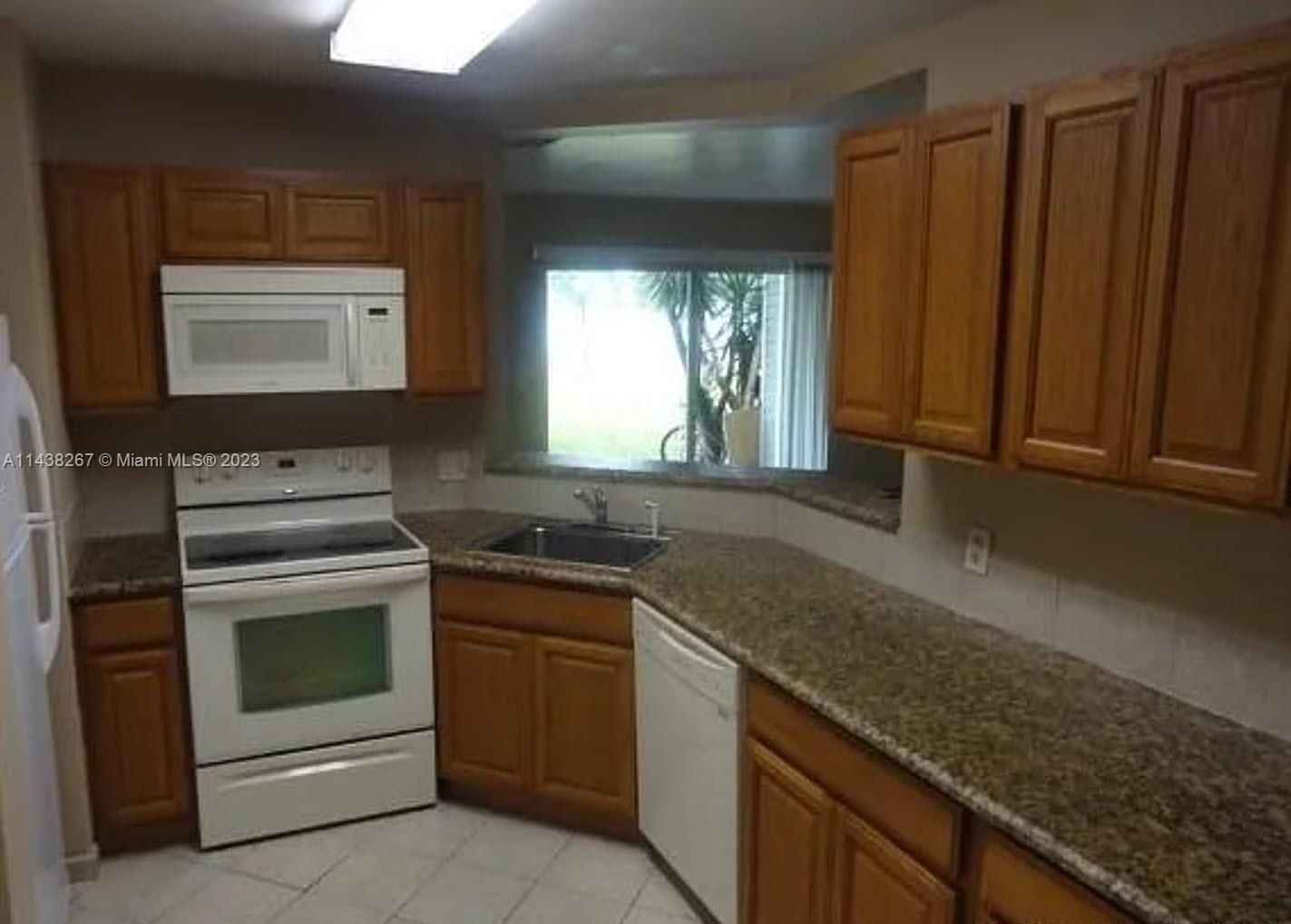 Real estate property located at 3437 44th St #101, Broward County, SUMMER LAKE, Oakland Park, FL