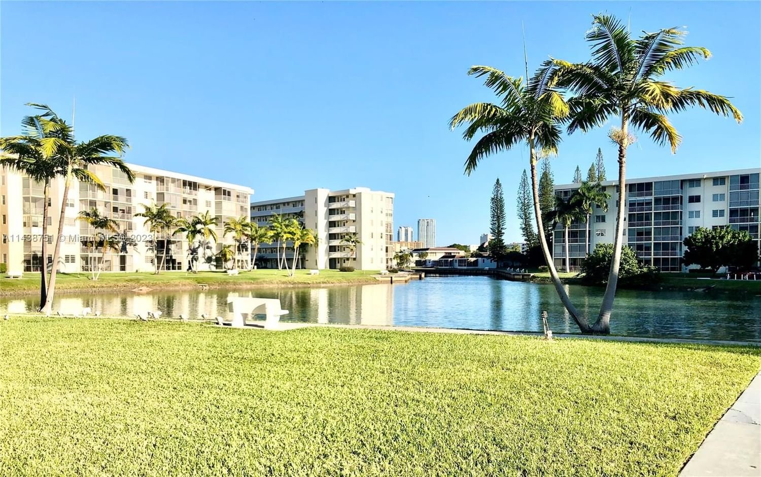Real estate property located at 2851 Leonard Dr J407, Miami-Dade County, Aventura, FL