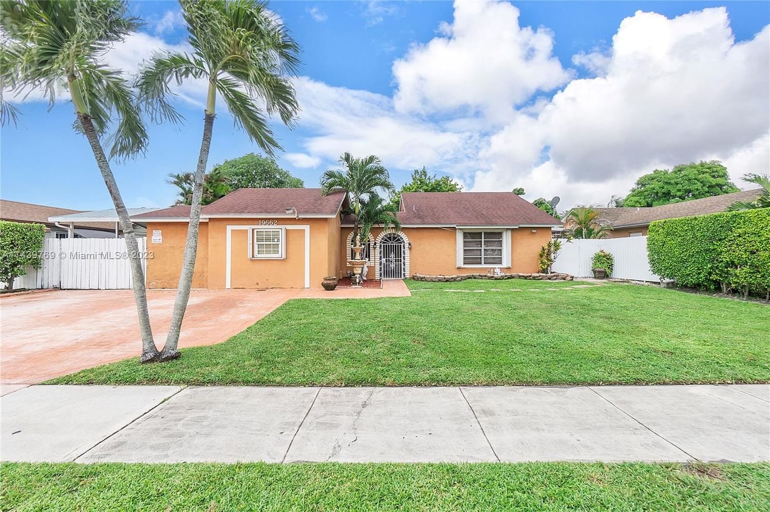 Real estate property located at 19662 59th Pl, Miami-Dade County, Hialeah, FL