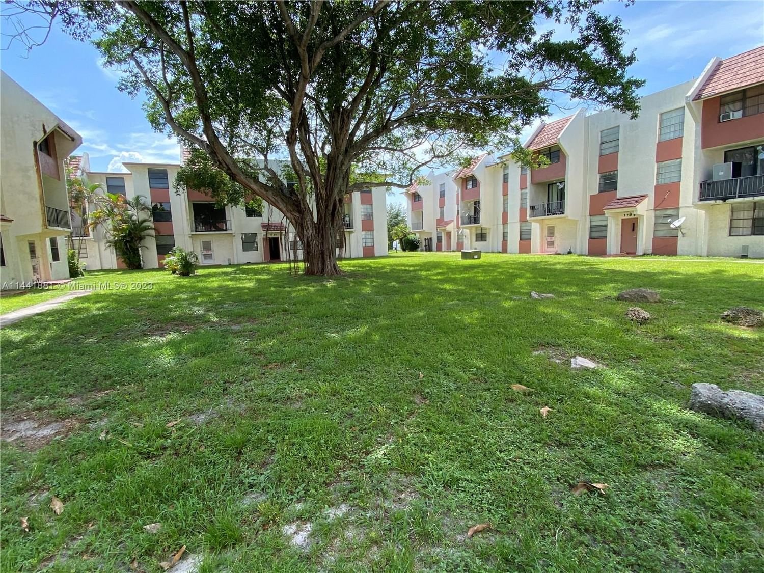 Real estate property located at 1752 55th Ave #102, Broward County, Lauderhill, FL