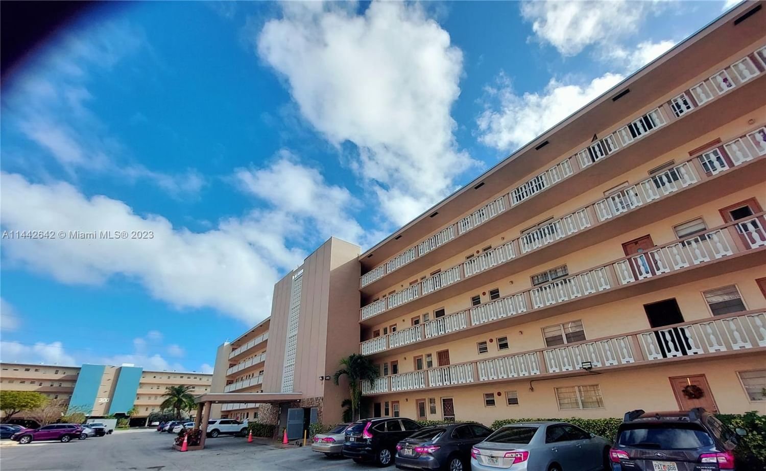 Real estate property located at 233 14th Ave #105, Broward County, MEADOWBROOK TOWERS CONDO, Hallandale Beach, FL