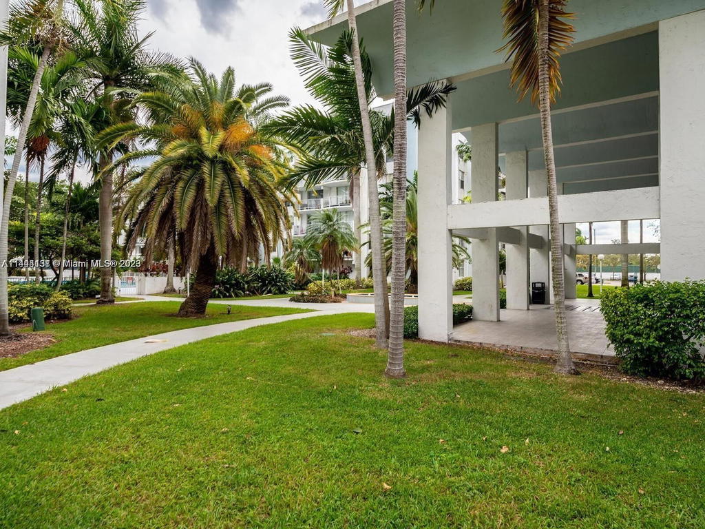 Real estate property located at 496 165th St Rd D112, Miami-dade, Montecarlo Condo, Miami, FL