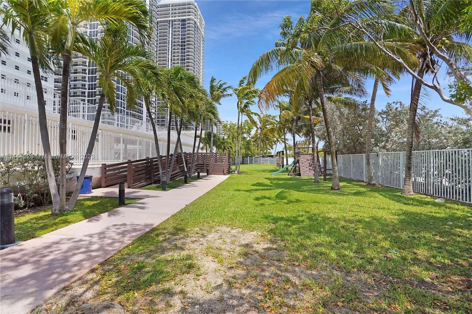 Real estate property located at 4747 Collins Ave #807, Miami-Dade County, Miami Beach, FL
