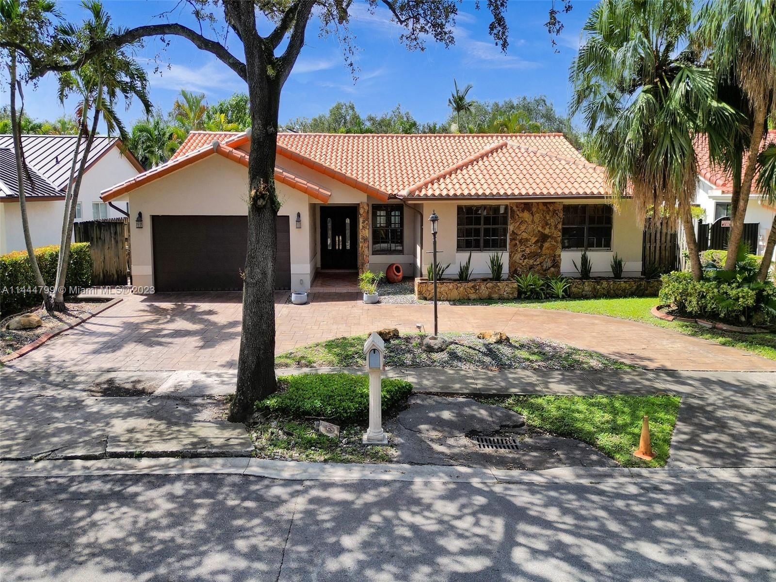 Real estate property located at 8260 168th St, Miami-Dade County, 1ST ADDN TO ROYAL OAKS, Miami Lakes, FL