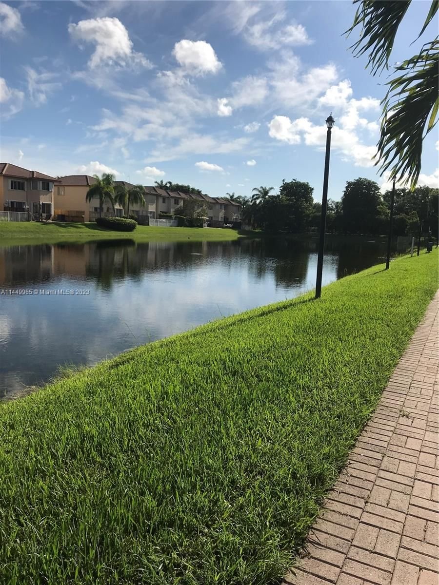 Real estate property located at 6720 114th Ave #826, Miami-Dade County, THE COURTS AT DORAL ISLES, Doral, FL