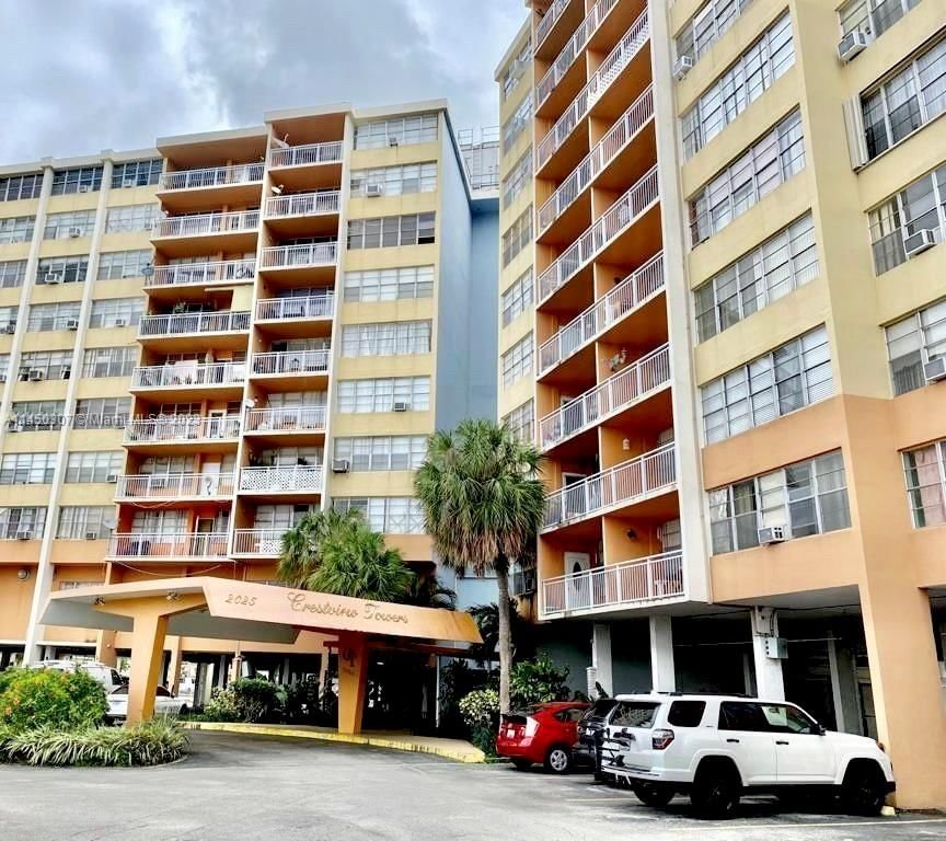 Real estate property located at 2025 164th St #1008, Miami-Dade County, CRESTVIEW TOWERS CONDO, North Miami Beach, FL