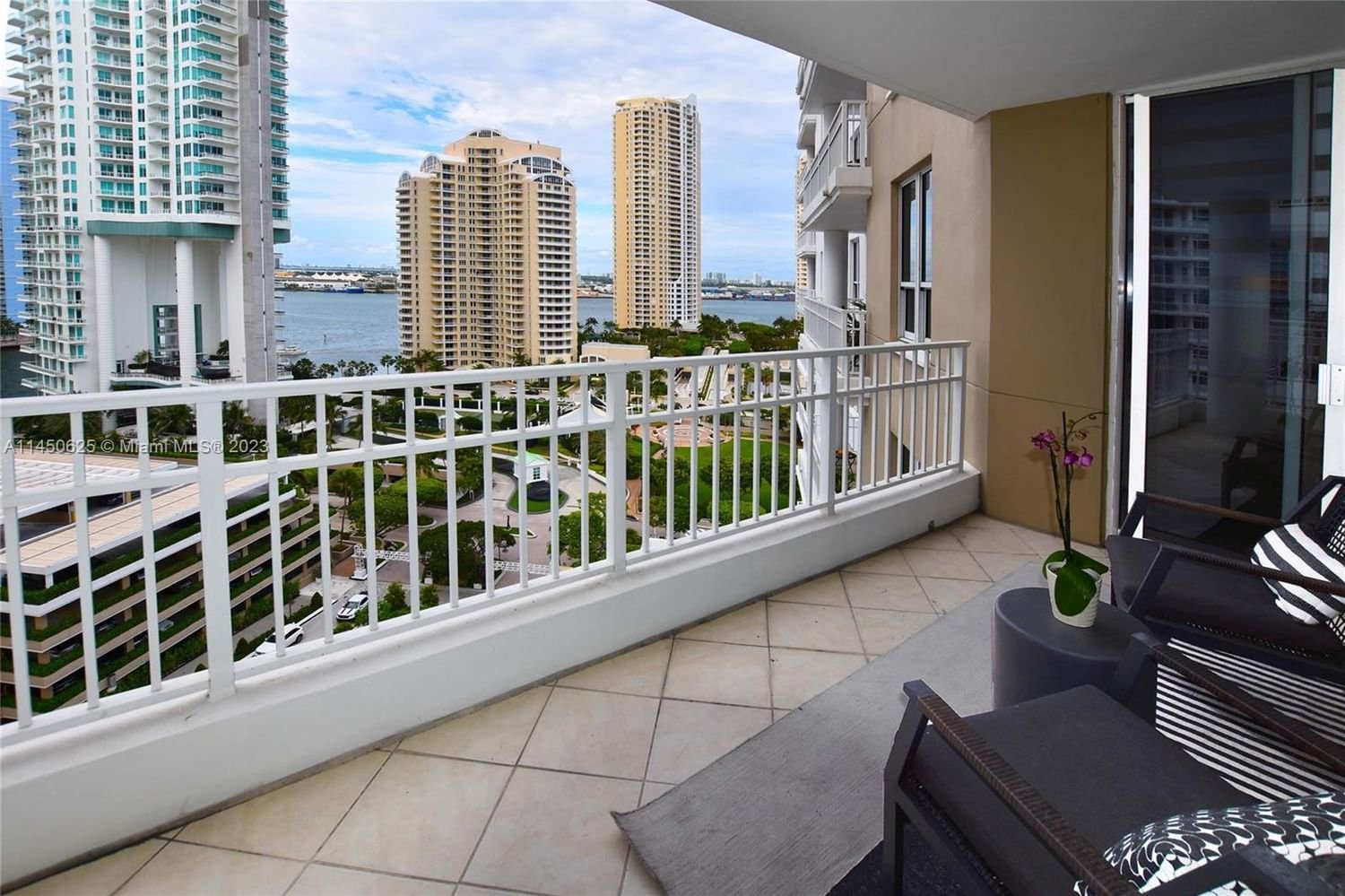 Real estate property located at 701 Brickell Key Blvd #1707, Miami-Dade County, Courvoisier Courts, Miami, FL