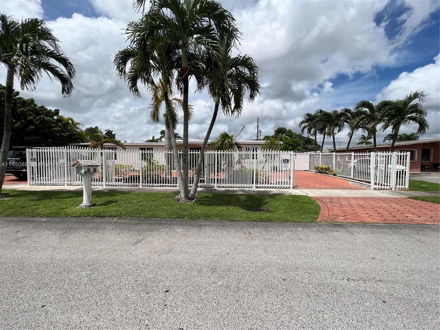 Real estate property located at 11401 42nd Ter, Miami-Dade County, WESTWOOD LAKE, Miami, FL