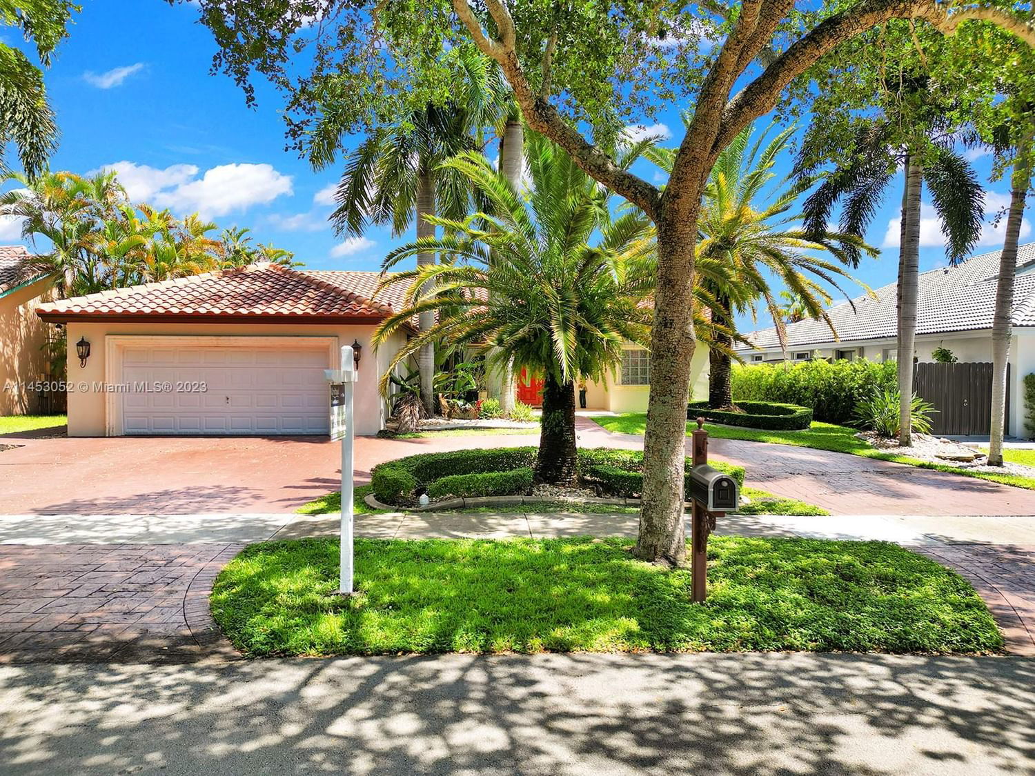 Real estate property located at 14639 Glencairn Rd, Miami-Dade County, MIAMI LAKES-LAKE ELIZABET, Miami Lakes, FL