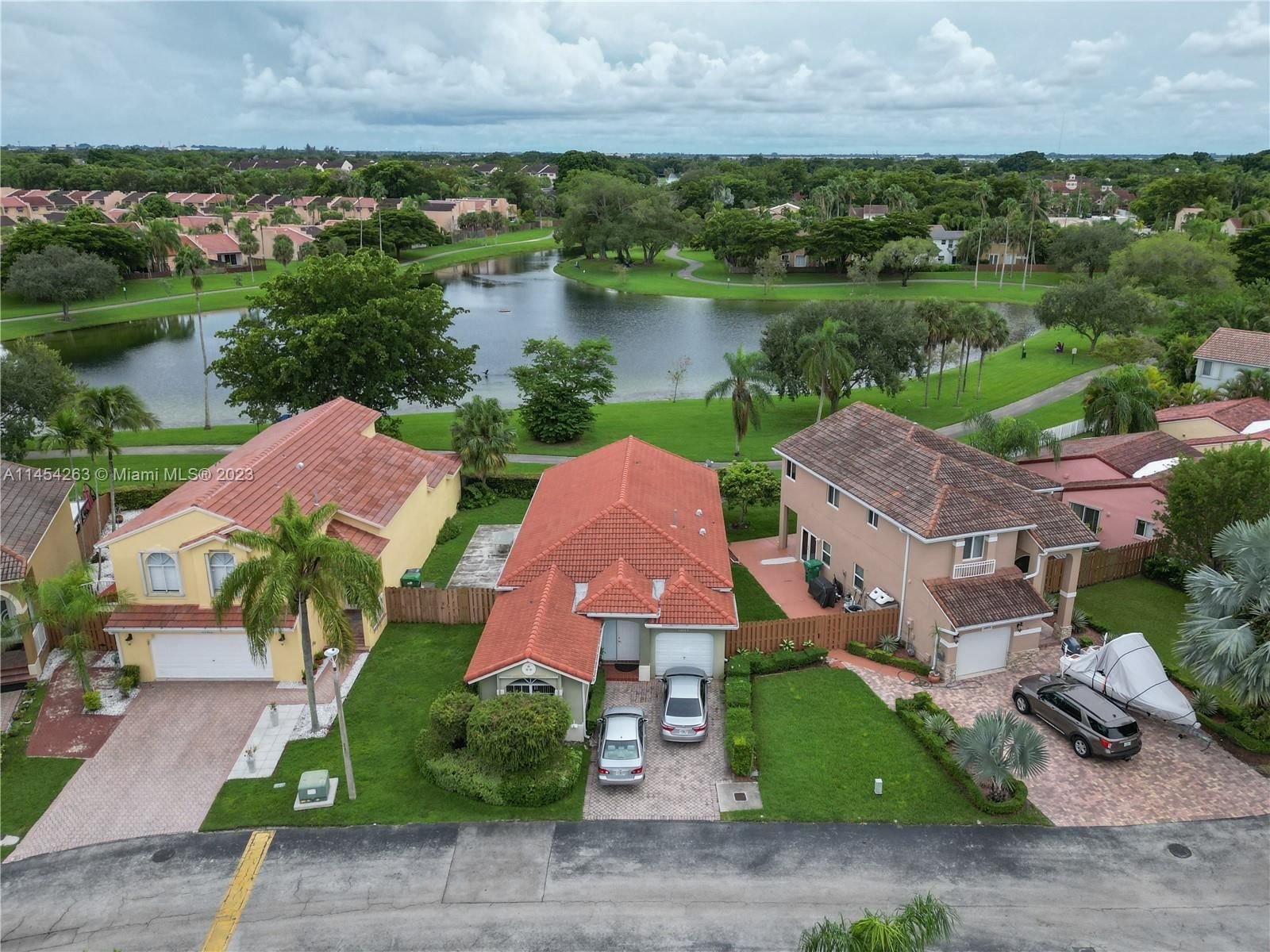 Real estate property located at 10067 156th Ave, Miami-Dade County, LAKESIDE AT THE HAMMOCKS, Miami, FL
