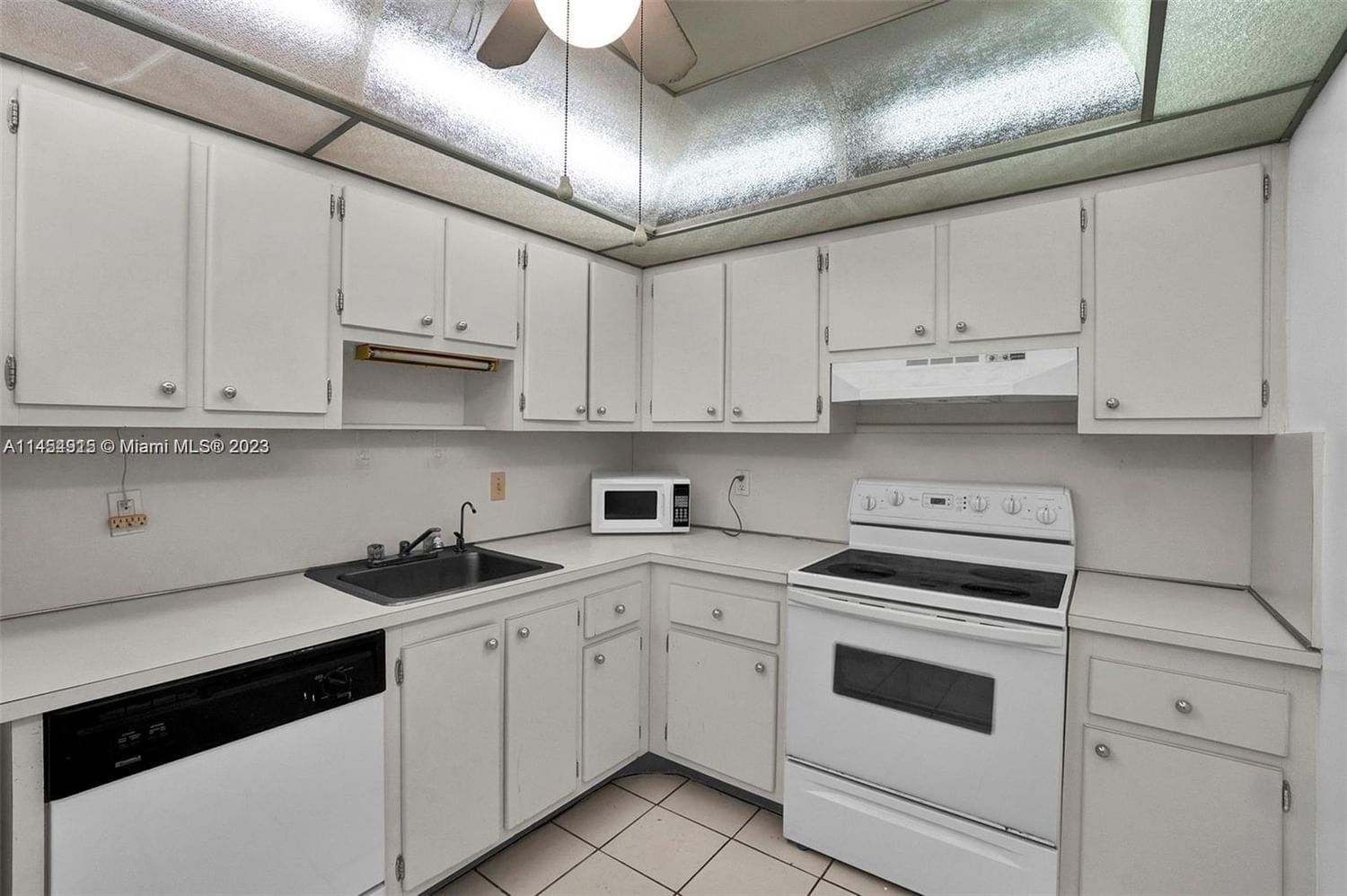 Real estate property located at 1300 Miami Gardens Dr #1010E, Miami-Dade County, Miami, FL