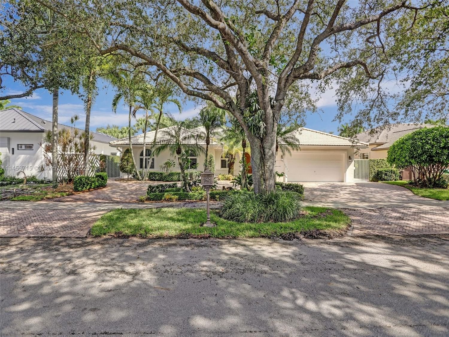 Real estate property located at 8275 158th Ter, Miami-Dade County, ROYAL POINTE, Miami Lakes, FL