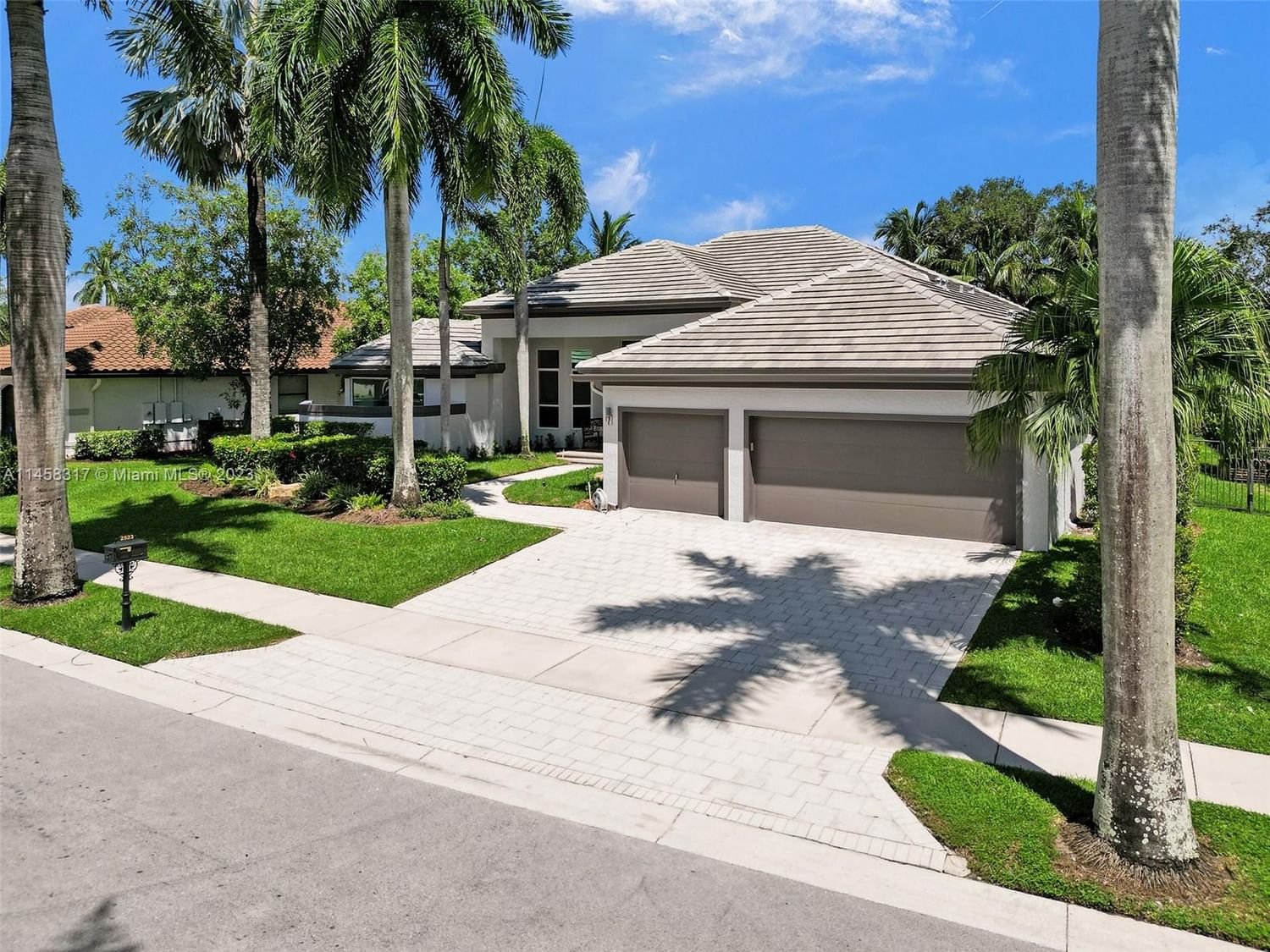 Real estate property located at 2523 Montclaire Cir, Broward County, Montclaire, Weston, FL