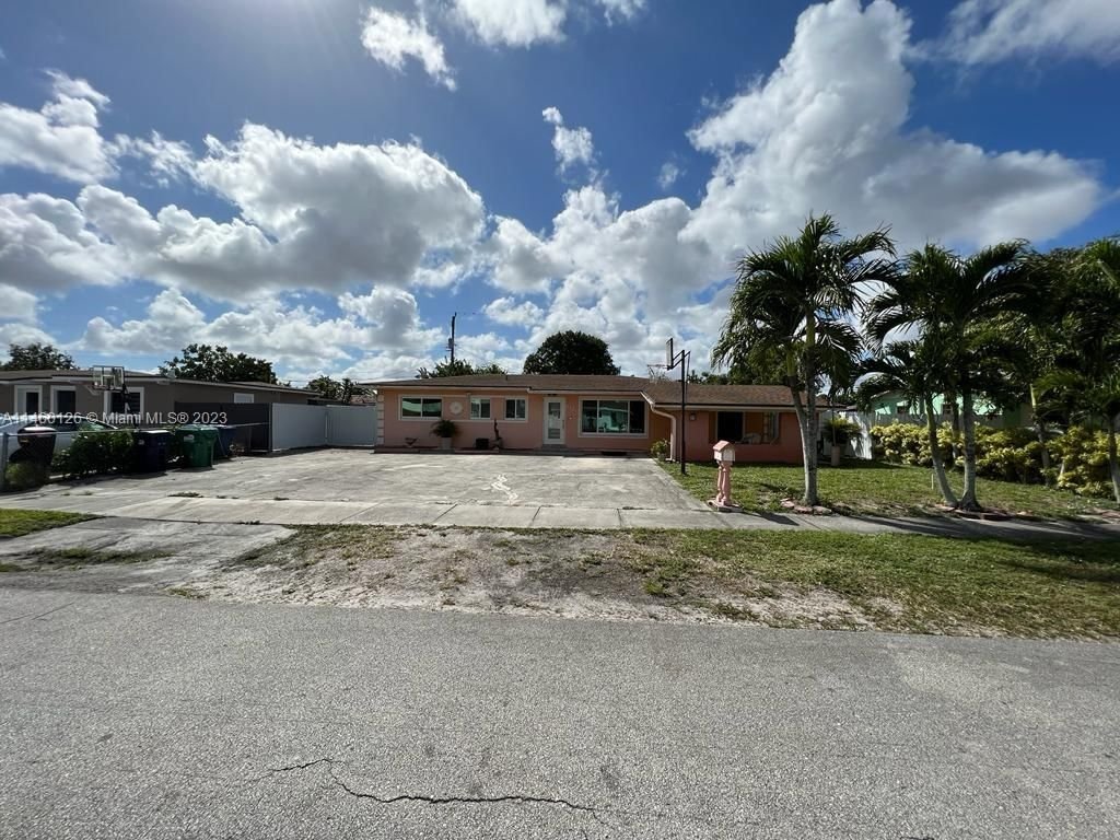 Real estate property located at 5320 182nd St, Miami-Dade County, CAROL CITY LAKE STEVEN ES, Miami Gardens, FL