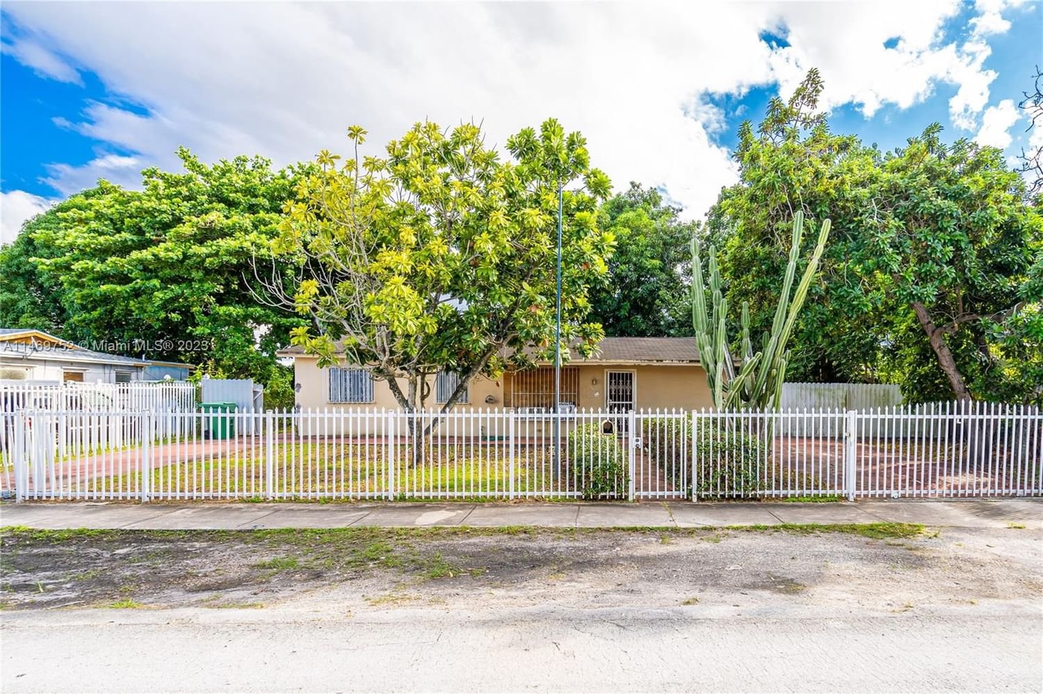 Real estate property located at 5022 168th Ter, Miami-Dade County, Miami Gardens, FL