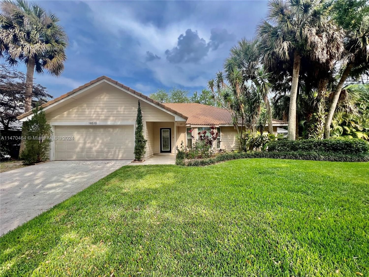 Real estate property located at 18510 Lake Bend Dr, Palm Beach County, SHORES 1, Jupiter, FL