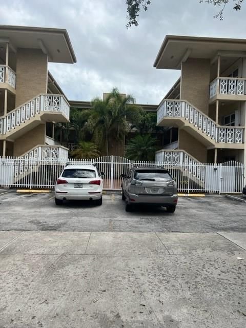 Real estate property located at 1958 Monroe St #208, Broward County, HAMPTON COURT CONDO, Hollywood, FL