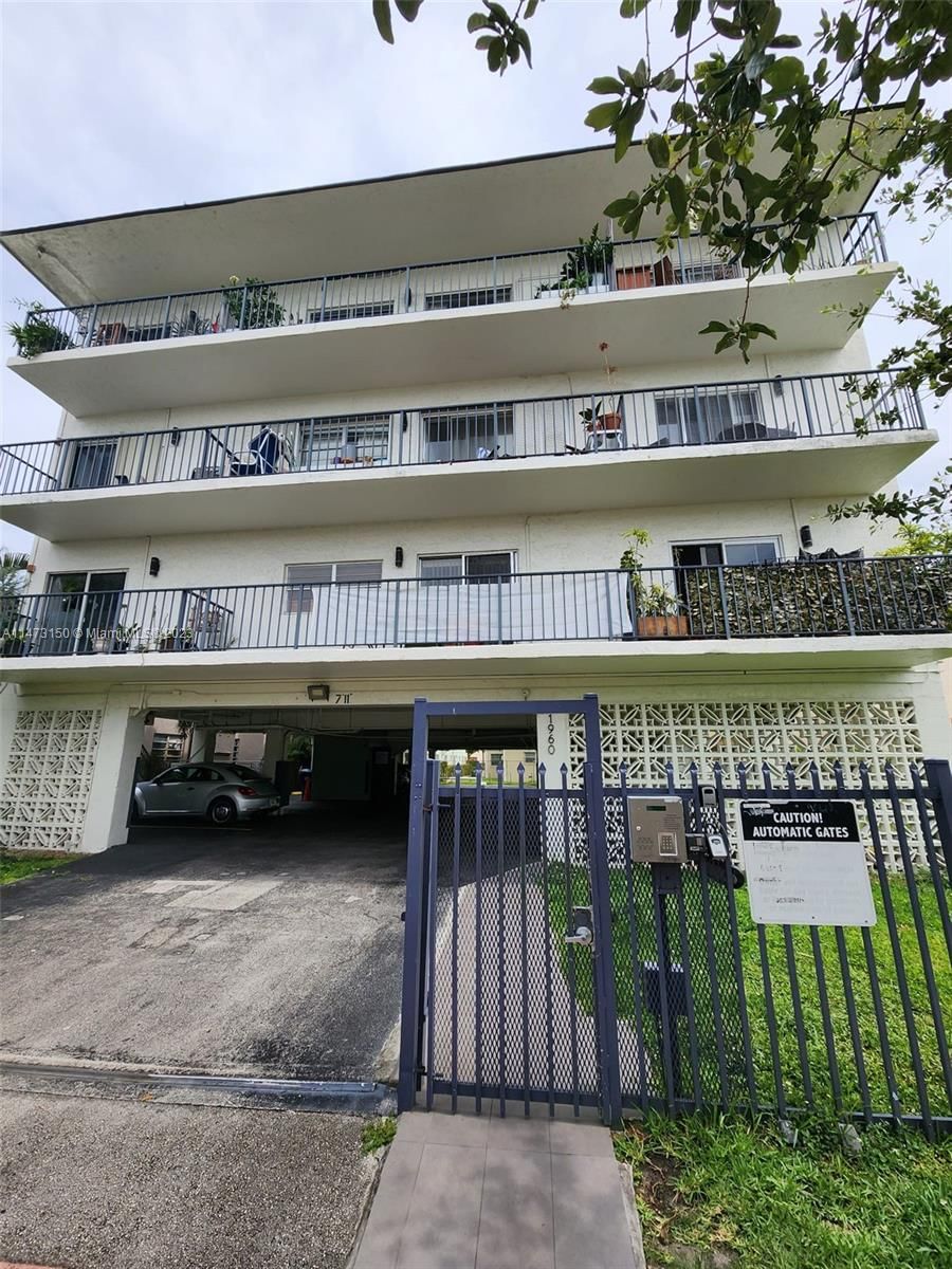 Real estate property located at 1960 Marseille Dr #304, Miami-Dade County, APARTMENTS ENCHANTE CONDO, Miami Beach, FL