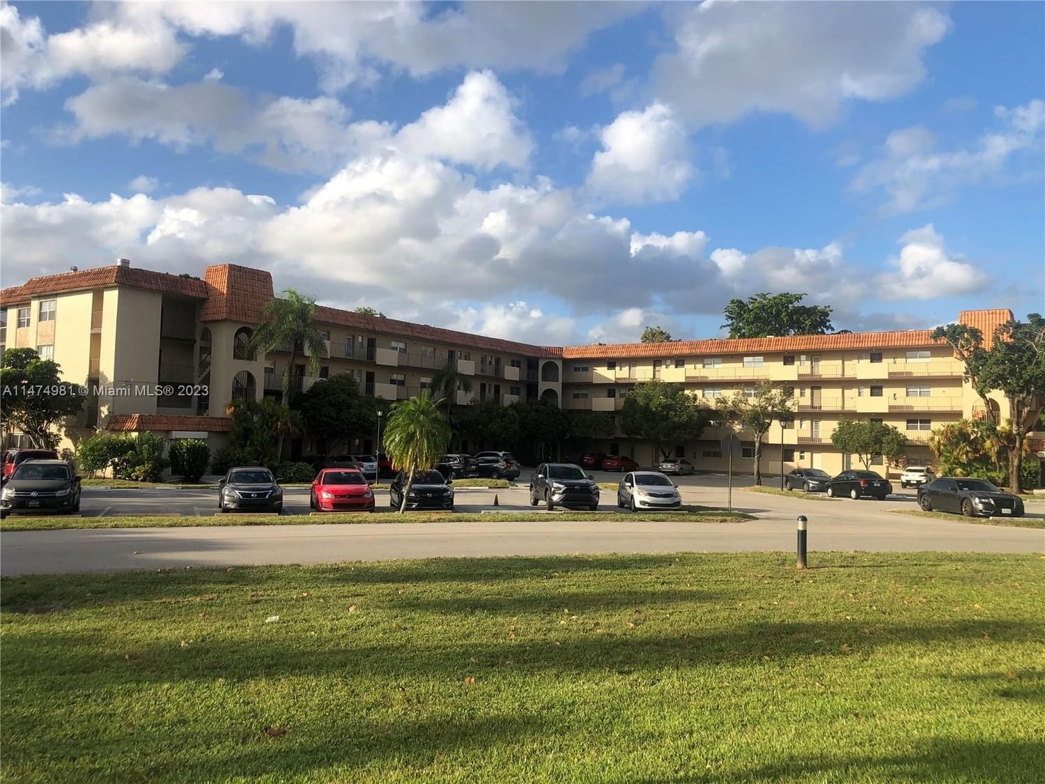 Real estate property located at 6201 Falls Circle Dr #304, Broward County, INVERRARY COUNTRY CLUB, Lauderhill, FL