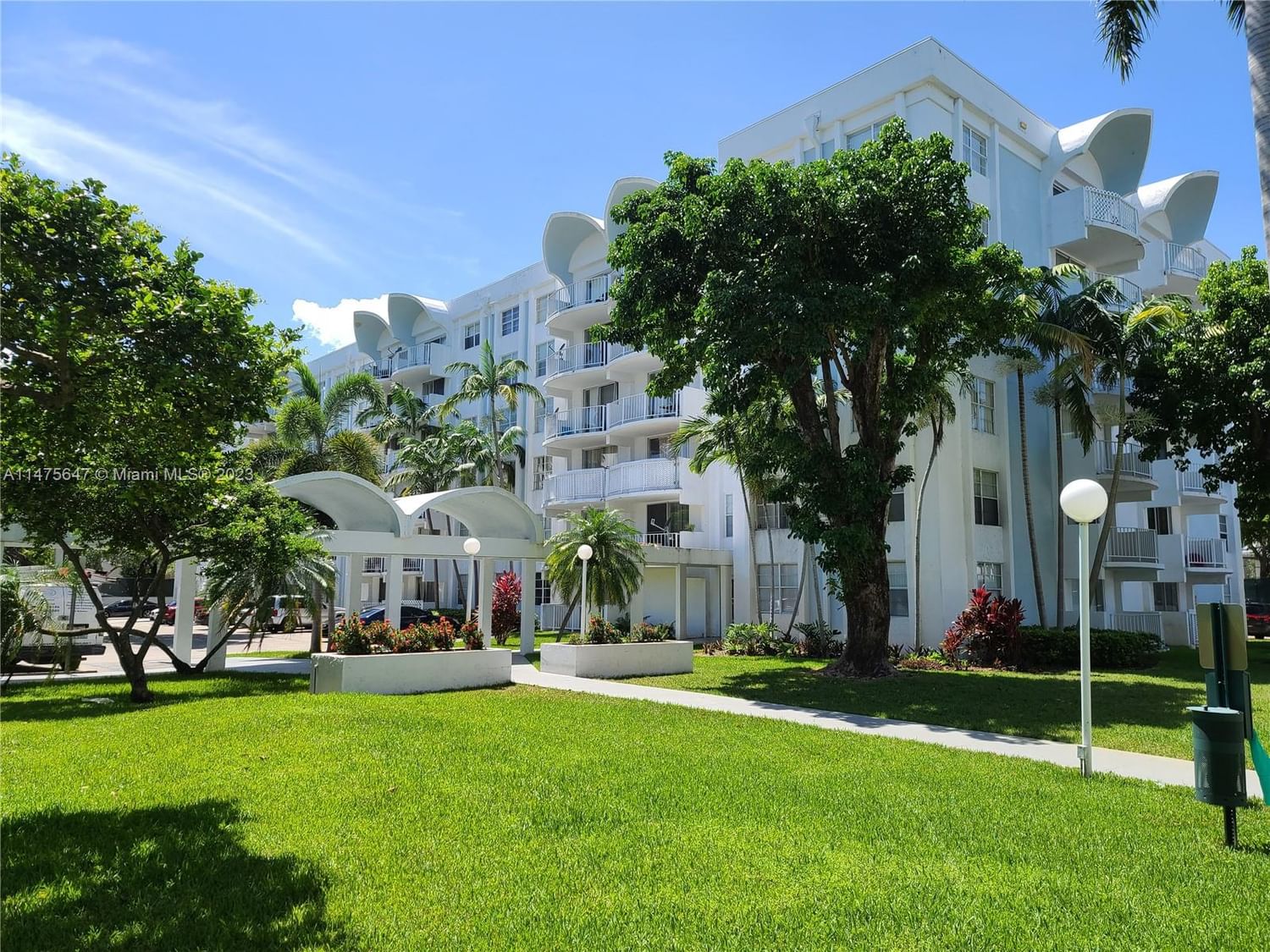 Real estate property located at 484 165th St Rd A-611, Miami-Dade County, MONTECARLO CONDO, Miami, FL