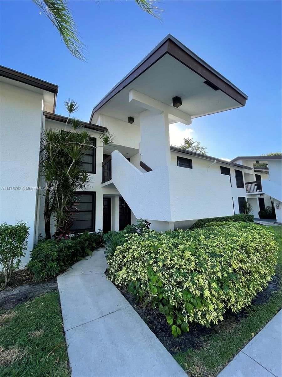 Real estate property located at 204 Lake Pointe Dr #203, Broward County, LAKE POINTE CONDOMINIUM N, Oakland Park, FL