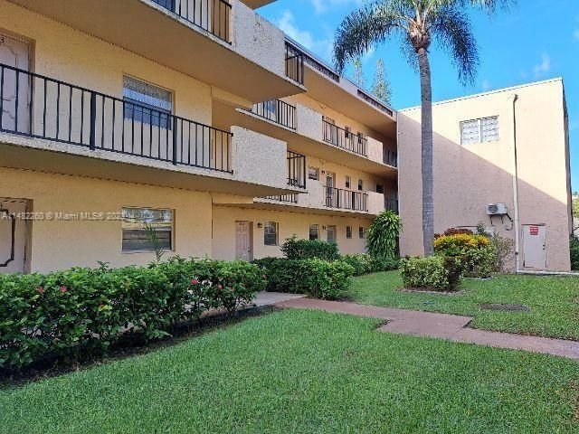 Real estate property located at 100 Ashbury Rd #104, Broward County, BERKLEY HOUSE OF CARRIAGE, Hollywood, FL