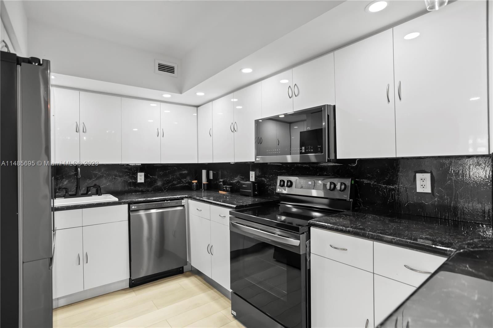 Real estate property located at 5600 Collins Ave #3D, Miami-Dade County, Miami Beach, FL