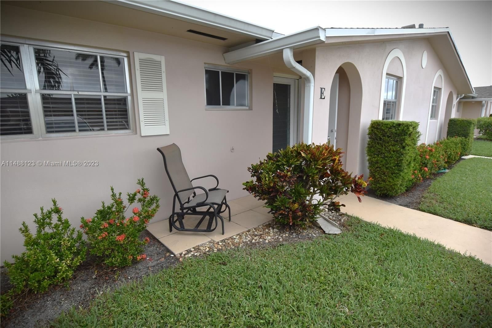 Real estate property located at 2700 Dudley Dr East E, Palm Beach County, CRESTHAVEN VILLAS CONDO 2, West Palm Beach, FL