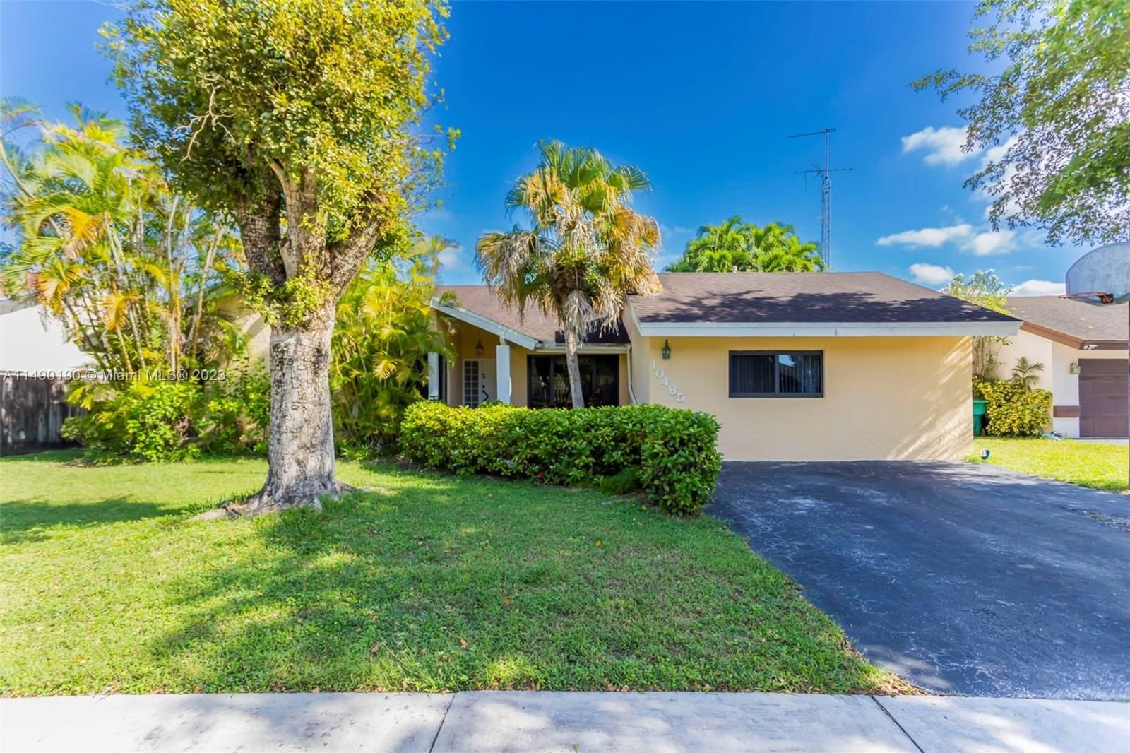 Real estate property located at 10485 130th Ct, Miami-Dade County, CALUSA CORNERS, Miami, FL