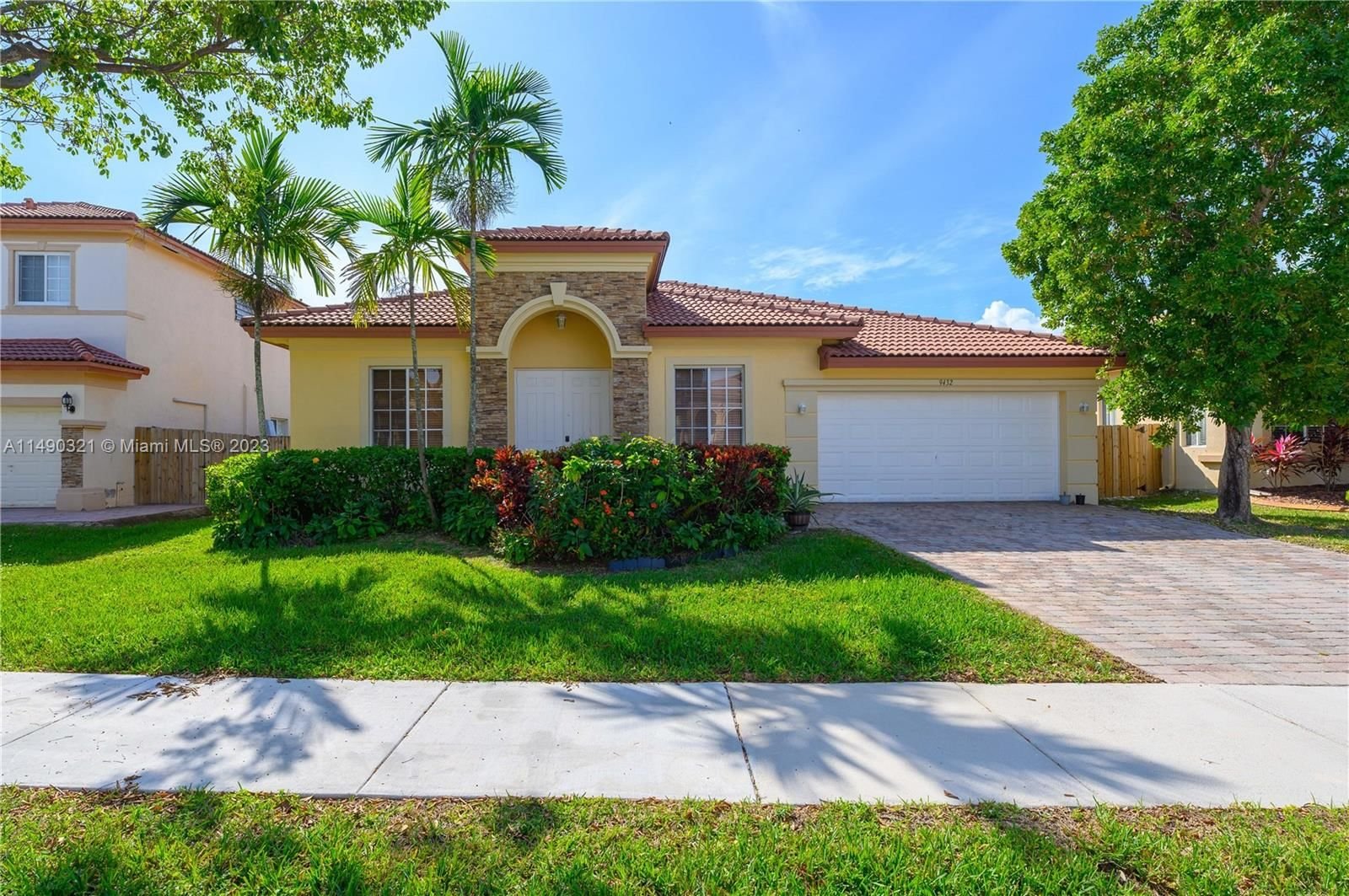 Real estate property located at 9432 218th Ln, Miami-Dade County, LAKES BY THE BAY AMBER, Cutler Bay, FL