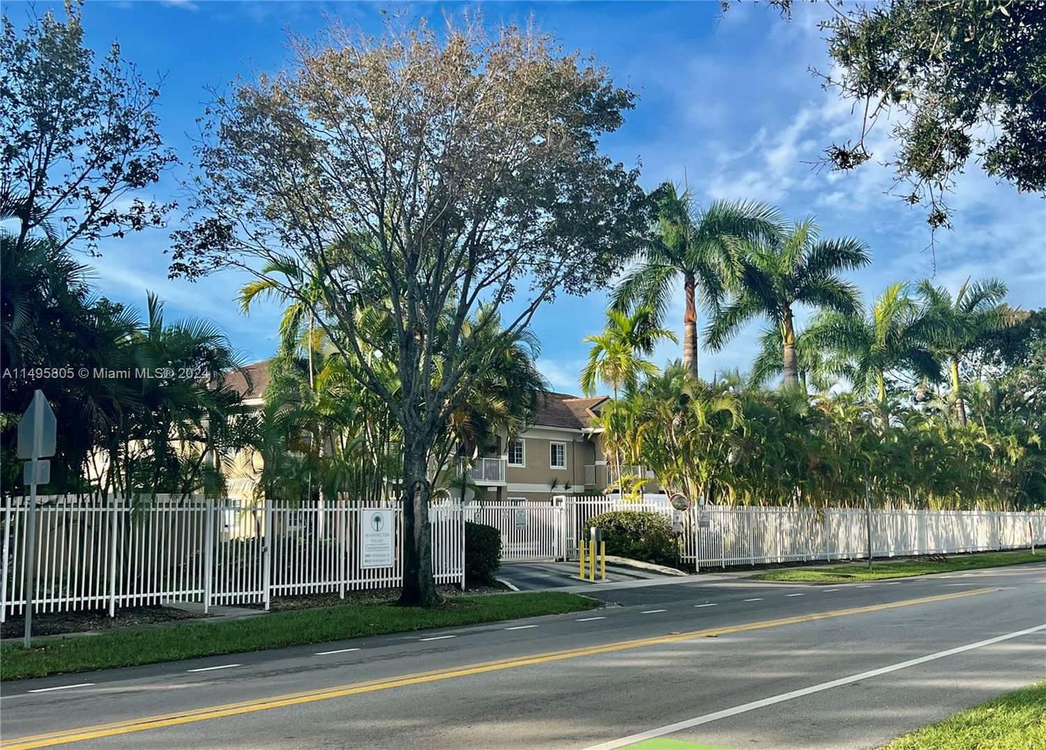 Real estate property located at 4802 Washington St #4, Broward, WASHINGTON PALMS CONDO, Hollywood, FL