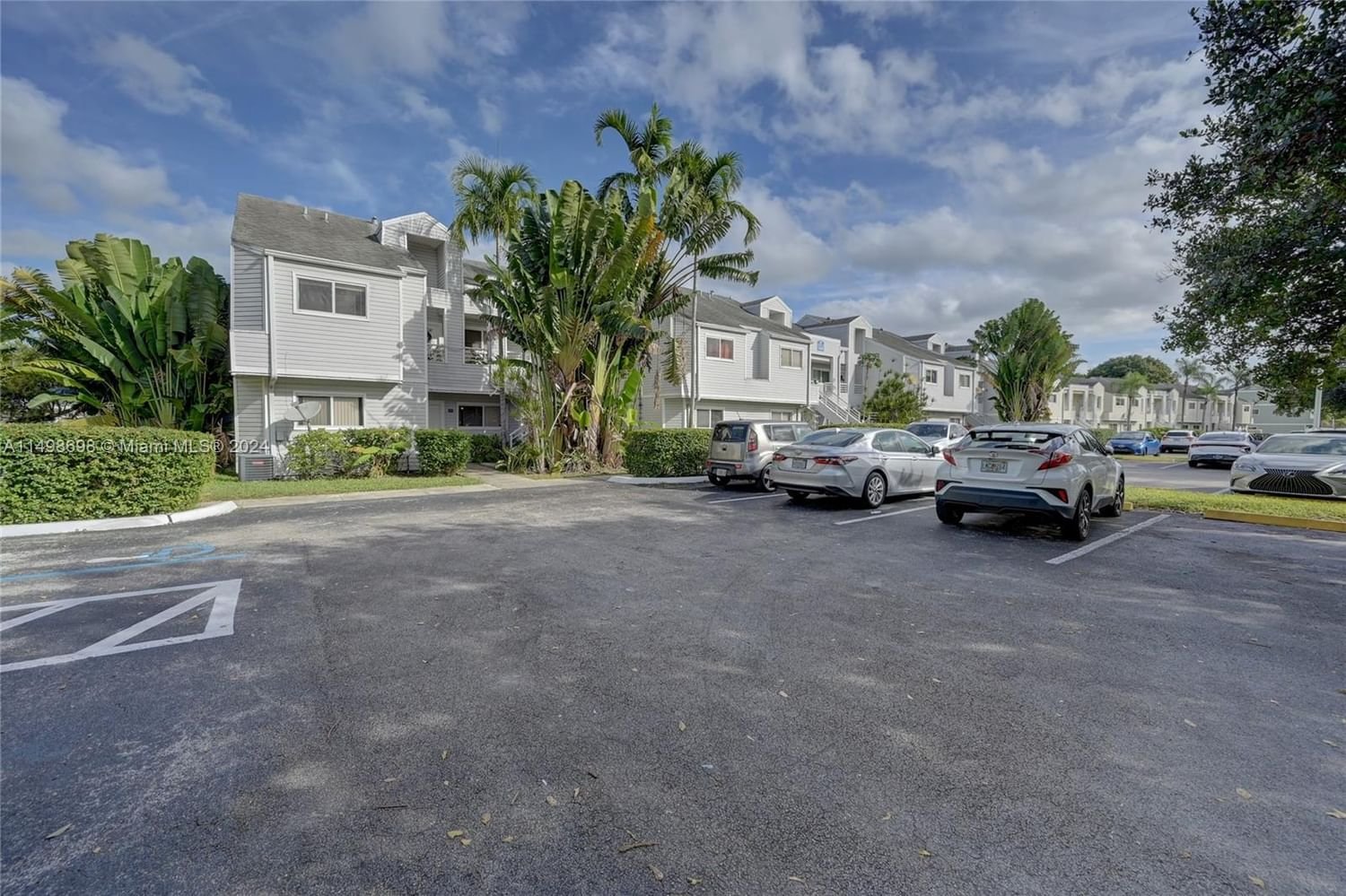 Real estate property located at 3409 44th St #202, Broward County, SUMMER LAKE, Oakland Park, FL