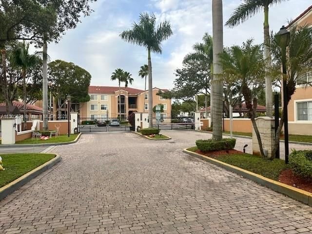 Real estate property located at 6801 44th St #302, Miami-Dade County, GABLES COURT CONDO, Miami, FL