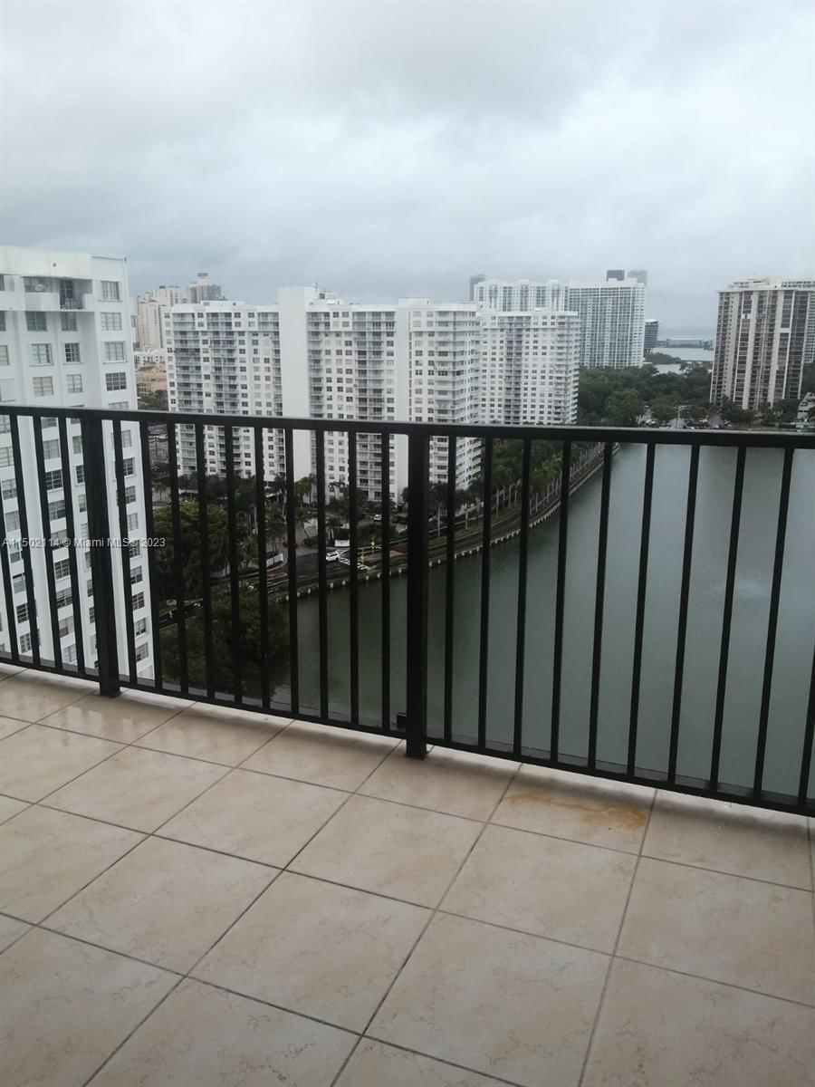 Real estate property located at 2750 183rd St #2109, Miami-Dade County, COMMODORE PLAZA CONDO, Aventura, FL