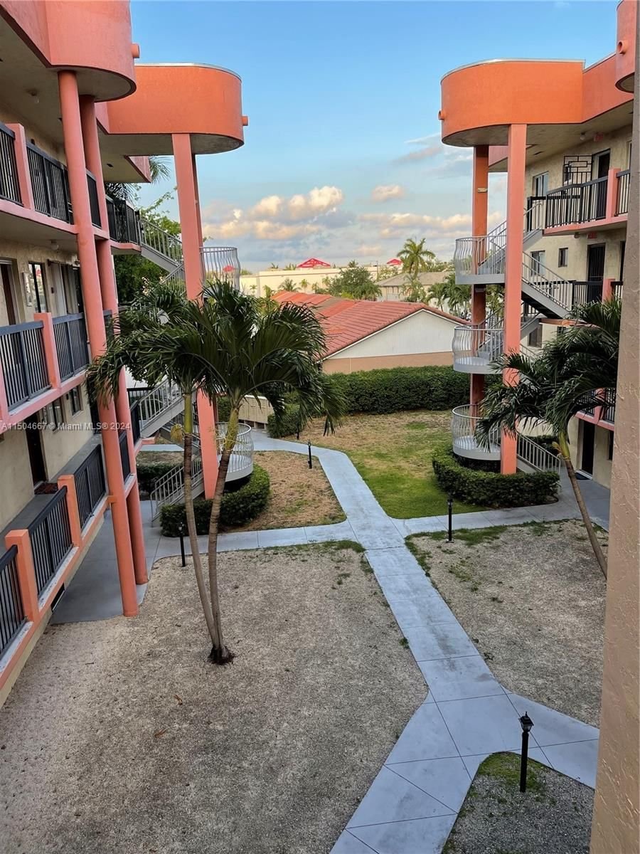 Real estate property located at 5300 21st Ct #313, Miami-Dade County, ALAMEDA TOWER I CONDO, Hialeah, FL
