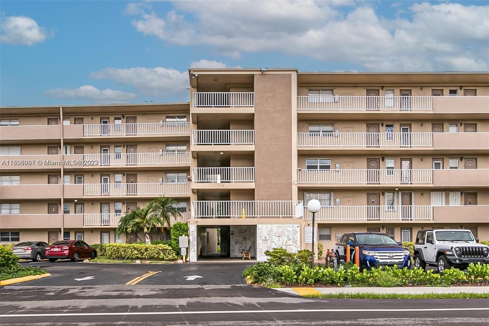 Real estate property located at 5100 Washington St #106, Broward County, HILLCREST COUNTRY CLUB AP, Hollywood, FL