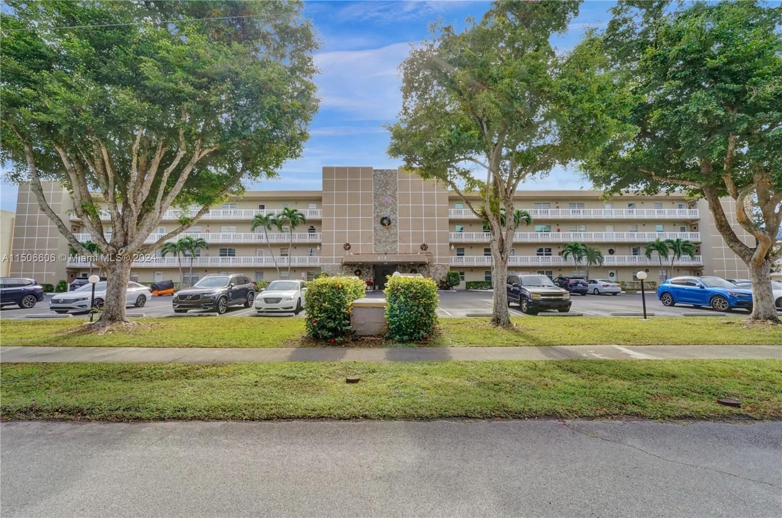 Real estate property located at 414 10th St #105, Broward County, MEADOWBROOK LAKES CONDO, Dania Beach, FL