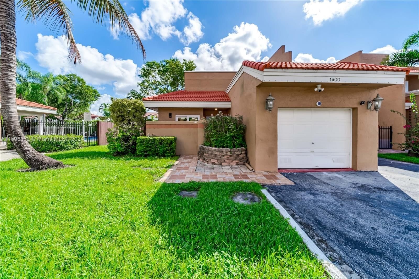 Real estate property located at 1600 120th Ave #1600, Broward County, PEMBROKE LAKES SOUTH, Pembroke Pines, FL