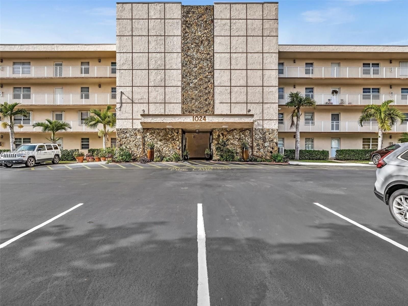 Real estate property located at 1024 4th Ave #304, Broward County, MEADOWBROOK LAKES CONDO, Dania Beach, FL