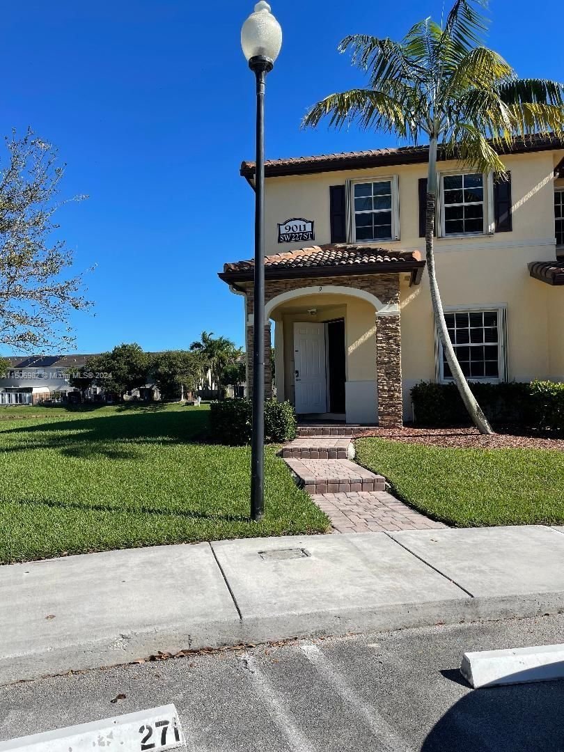 Real estate property located at 9011 227th St #9, Miami-Dade County, LAKES BY THE BAY EVE REPL, Cutler Bay, FL