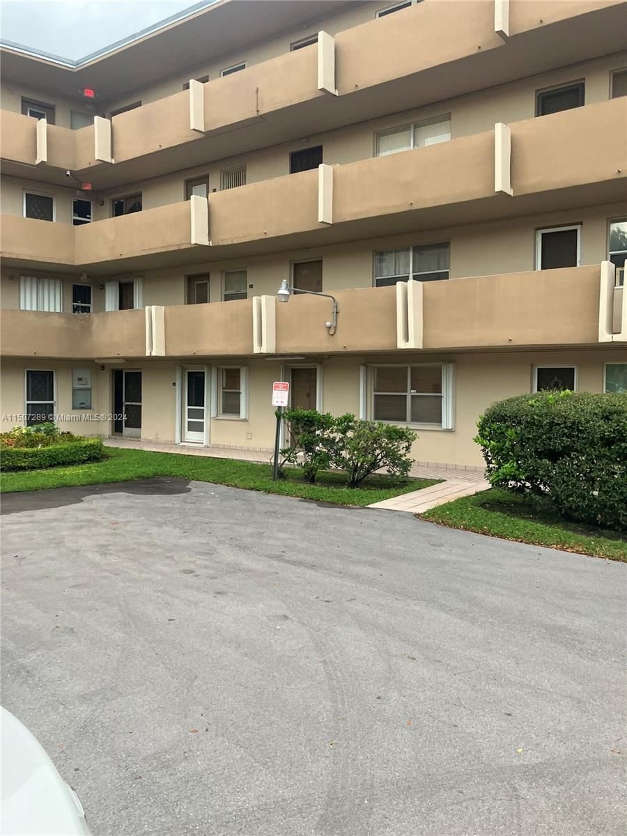 Real estate property located at 1401 191st St D105, Miami-Dade County, ROLLING GREEN CONDO D, Miami, FL