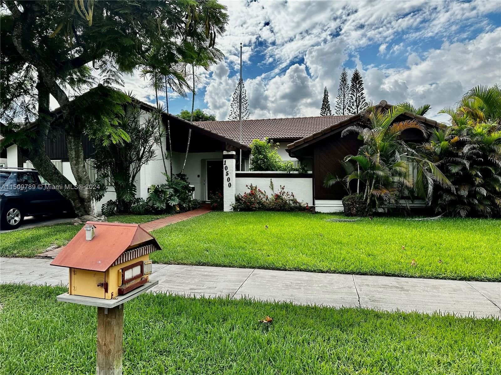 Real estate property located at 10500 141st Ave, Miami-Dade County, CARAVEL COUNTRY, Miami, FL