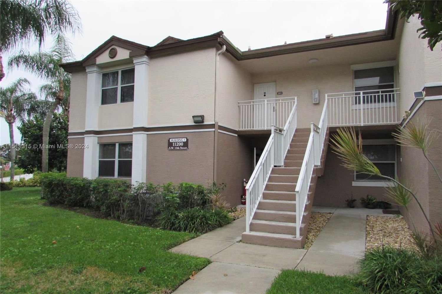Real estate property located at 11200 13th St #201, Broward County, CLUB QUARTERS AT RAINTREE, Pembroke Pines, FL
