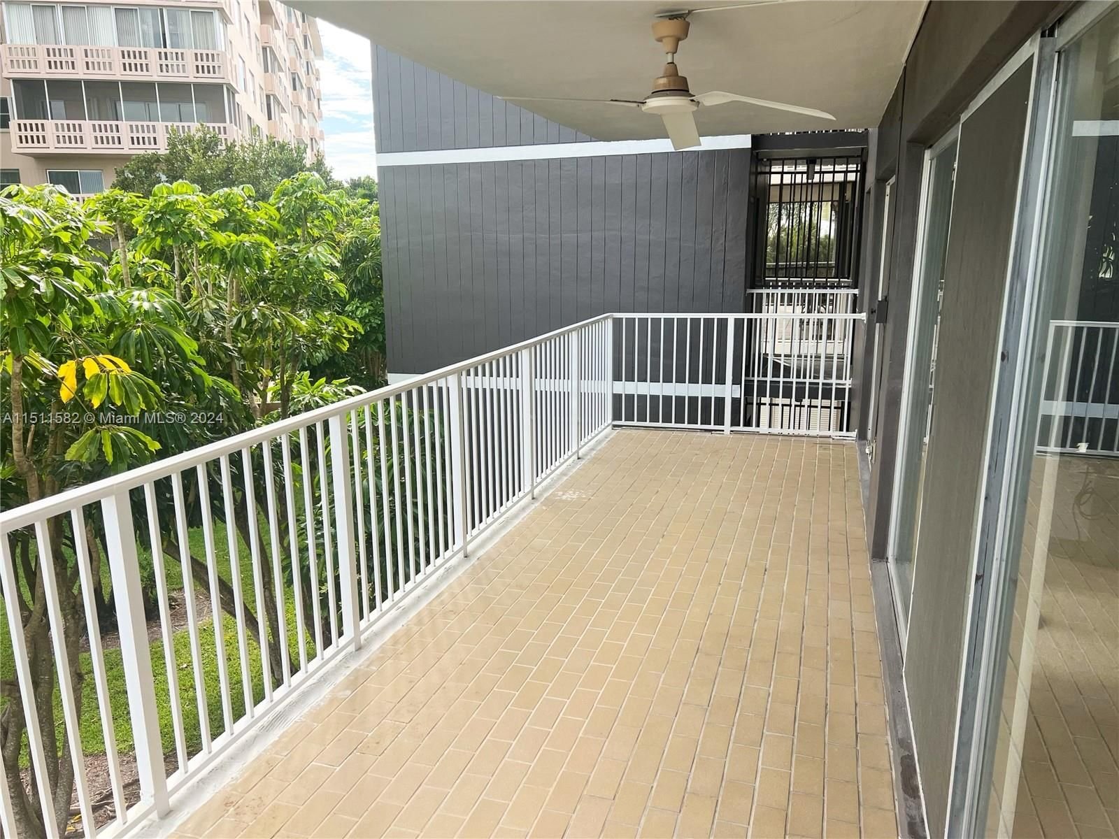 Real estate property located at 3850 Washington St #301, Broward County, HILLCREST EAST NO 27 COND, Hollywood, FL