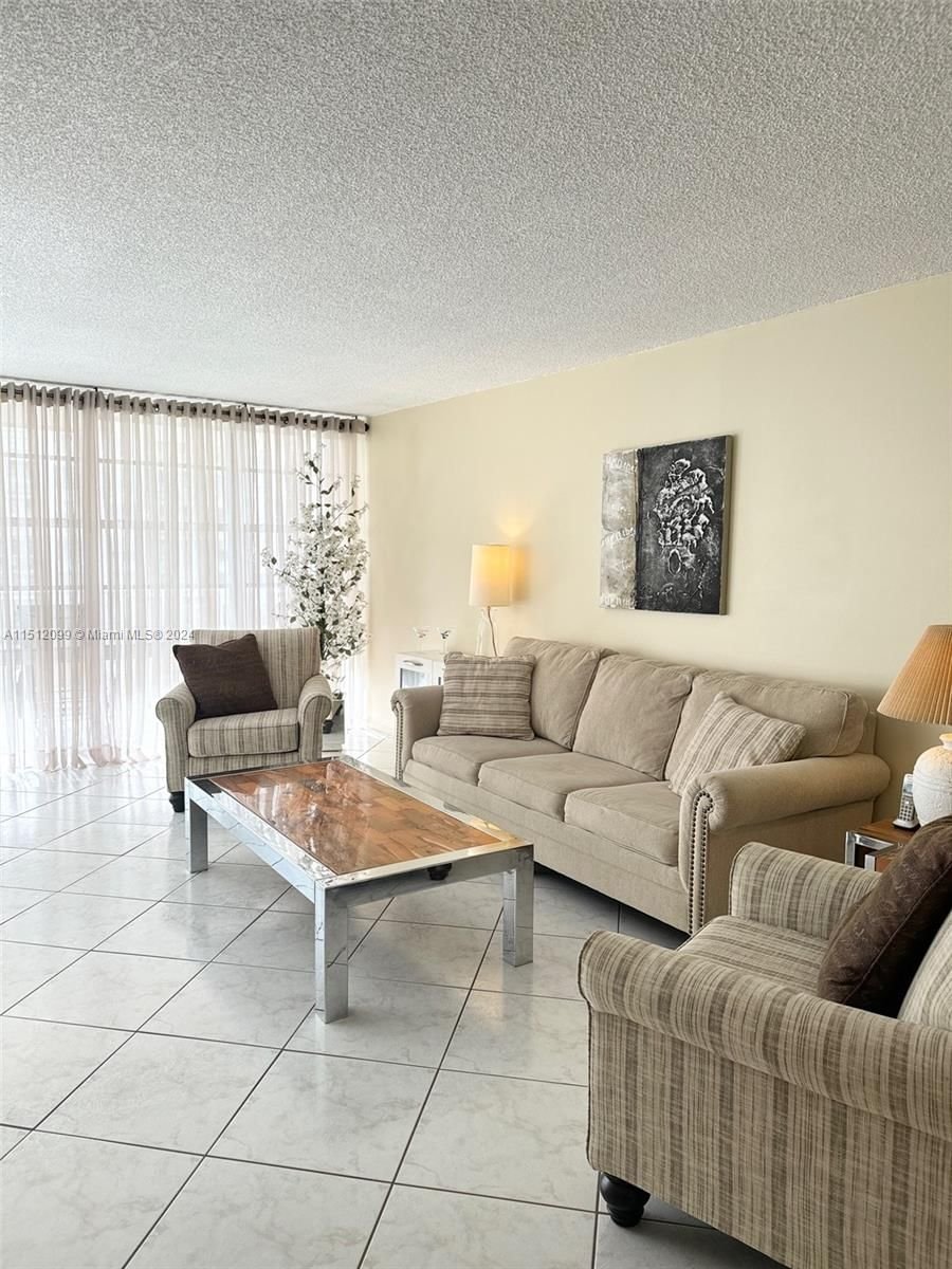 Real estate property located at 231 174th St #811, Miami-Dade County, WINSTON TOWERS 400 CONDO, Sunny Isles Beach, FL