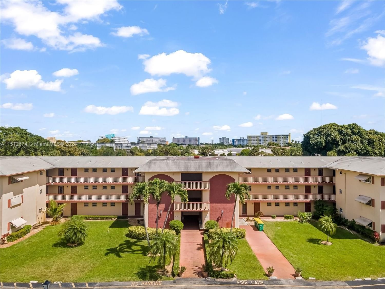 Real estate property located at 1001 Hillcrest Ct #209, Broward County, HILLCREST COUNTRY CLUB AP, Hollywood, FL