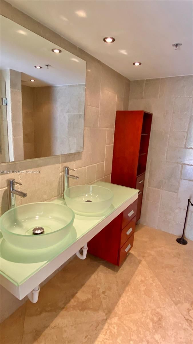 Real estate property located at 470 Park Rd #7-107, Broward, Pinehurst Club Condo, Hollywood, FL