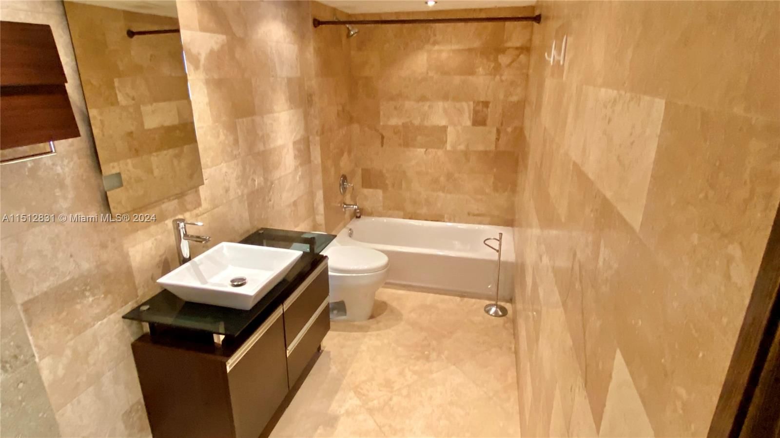 Real estate property located at 470 Park Rd #7-107, Broward, Pinehurst Club Condo, Hollywood, FL